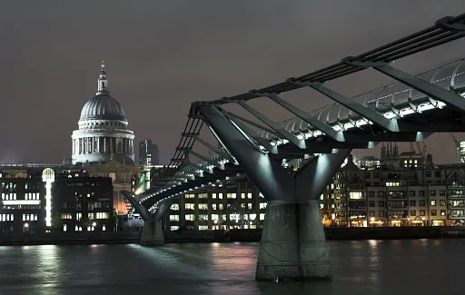Millenium bridge in London in the night