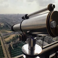 Telescope overviewing Paris