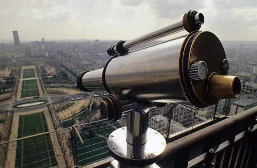 Telescope overviewing Paris