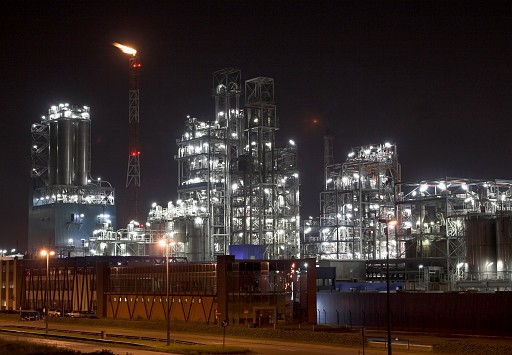 Oil_refinery_at_night.jpg